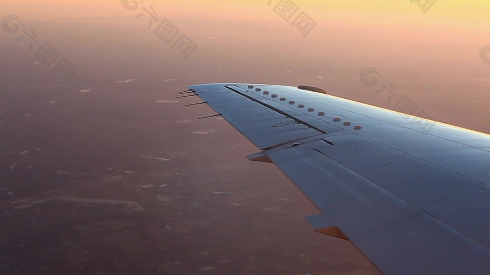 飞机高空俯视窗外风景客机侧翼高清视频实拍