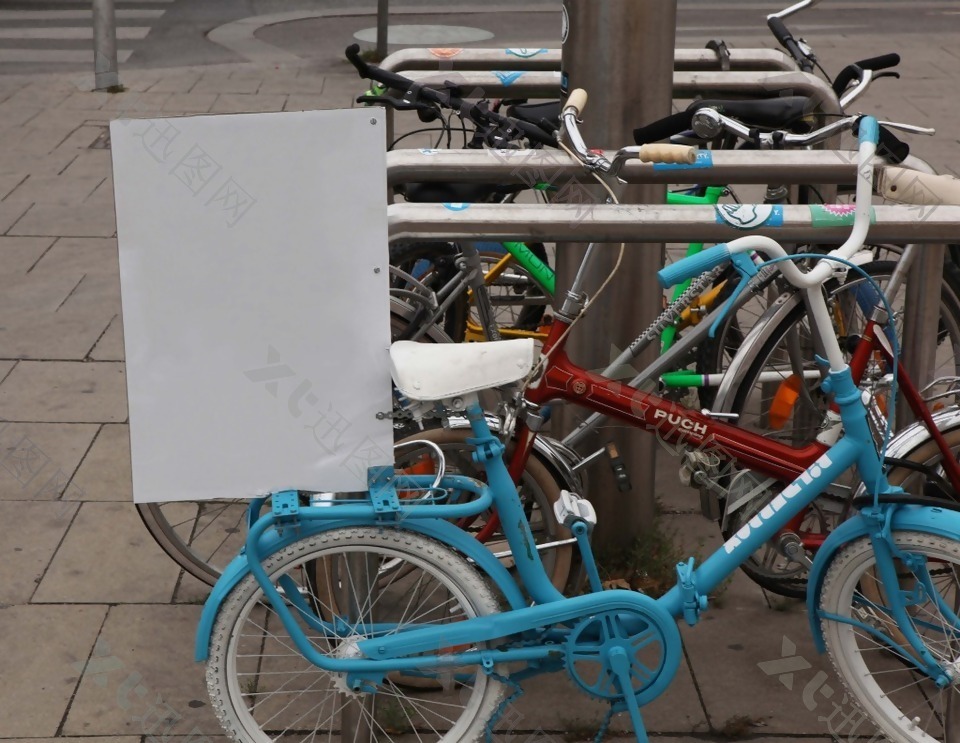 自行车上的海报样机