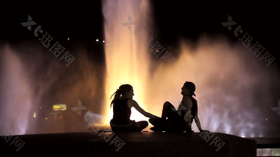 夫妇在喷泉