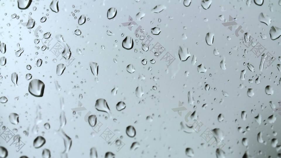 玻璃背景下的雨滴