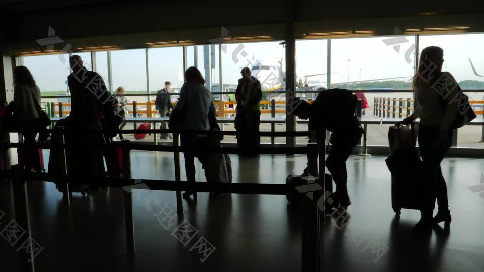 乘客在机场剪影
