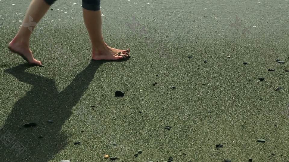 女孩双腿穿越海滩1