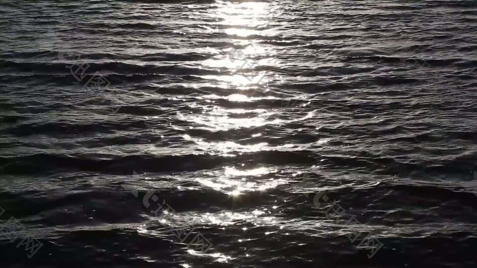 阳光在水面上的倒影