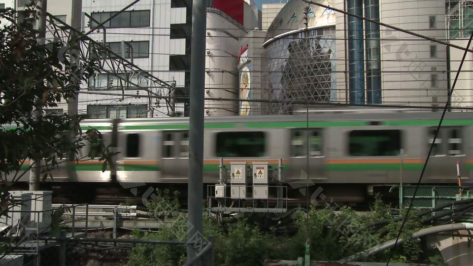 穿越东京市郊的列车