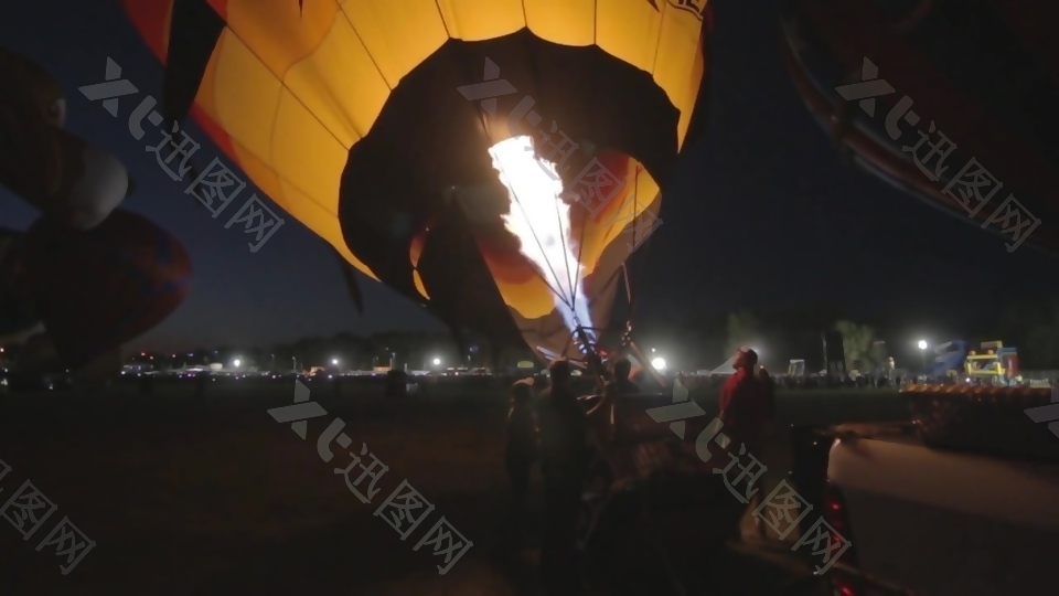 夜晚人物放热气球视频