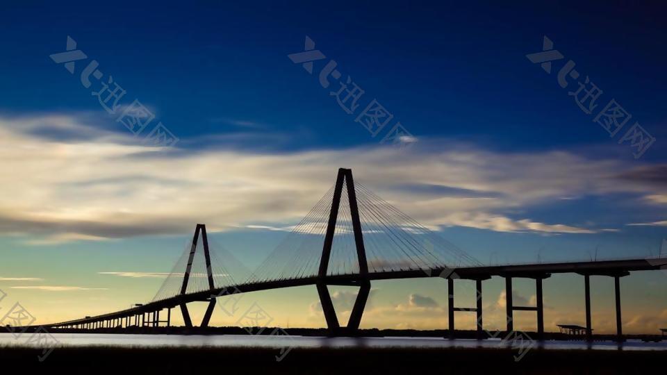 壮观大桥天空下变换摄影素材