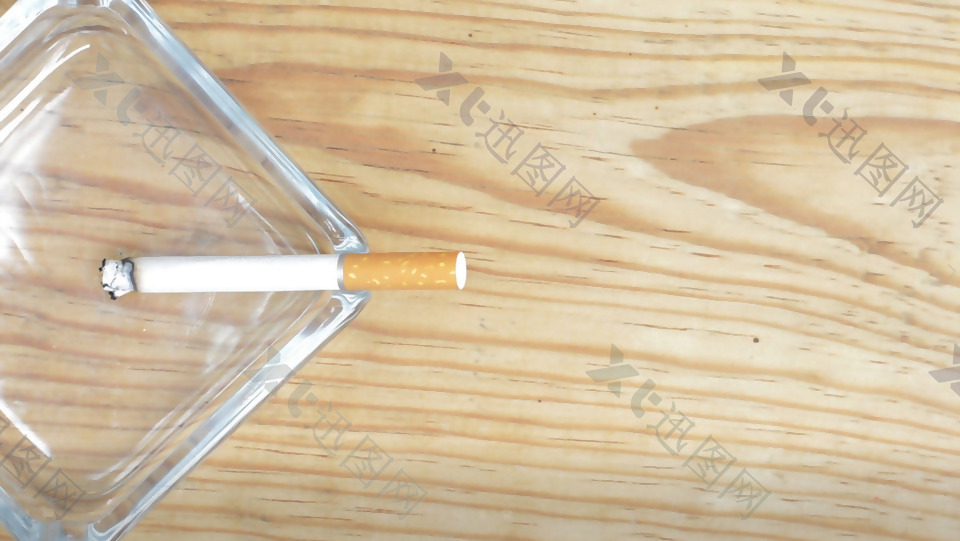 动态桌子上的香烟慢慢燃烧高清视频