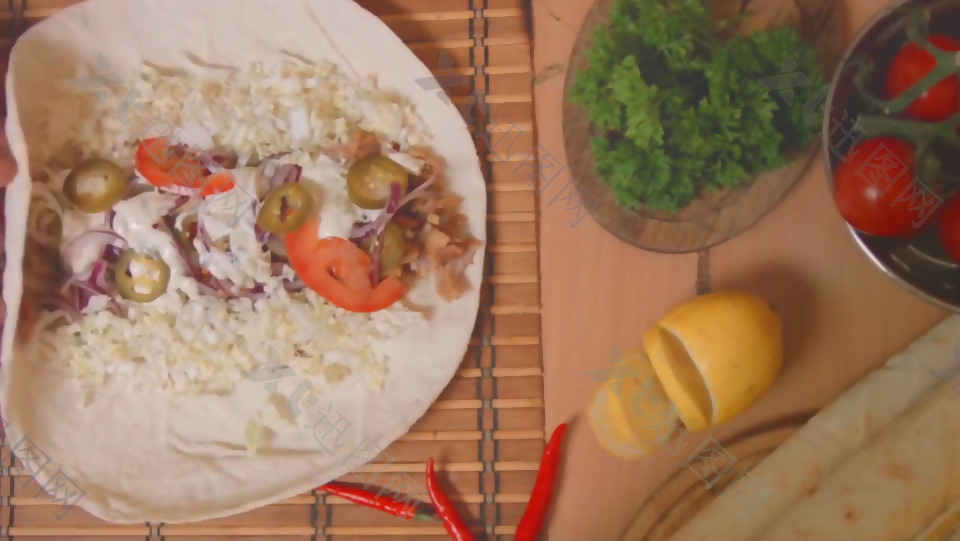 实拍美味蔬菜卷制作过程视频素材