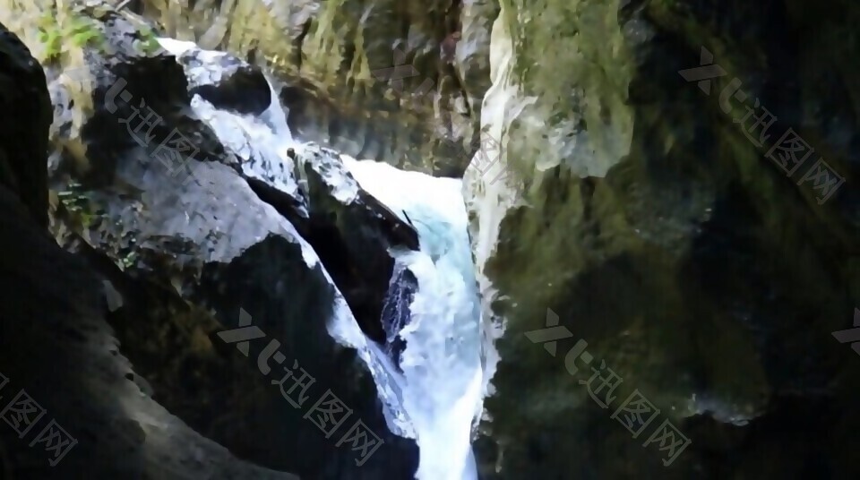 山涧中的溪流急速流淌实拍视频