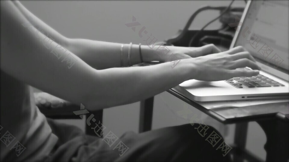 黑白动态用笔记本工作的女人实拍视频
