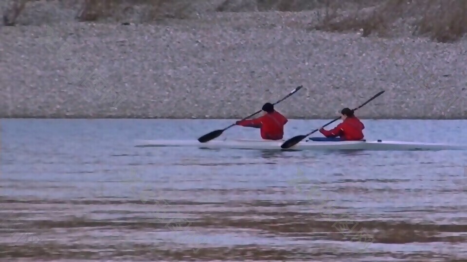河水里两人划船前进的视频实拍素材