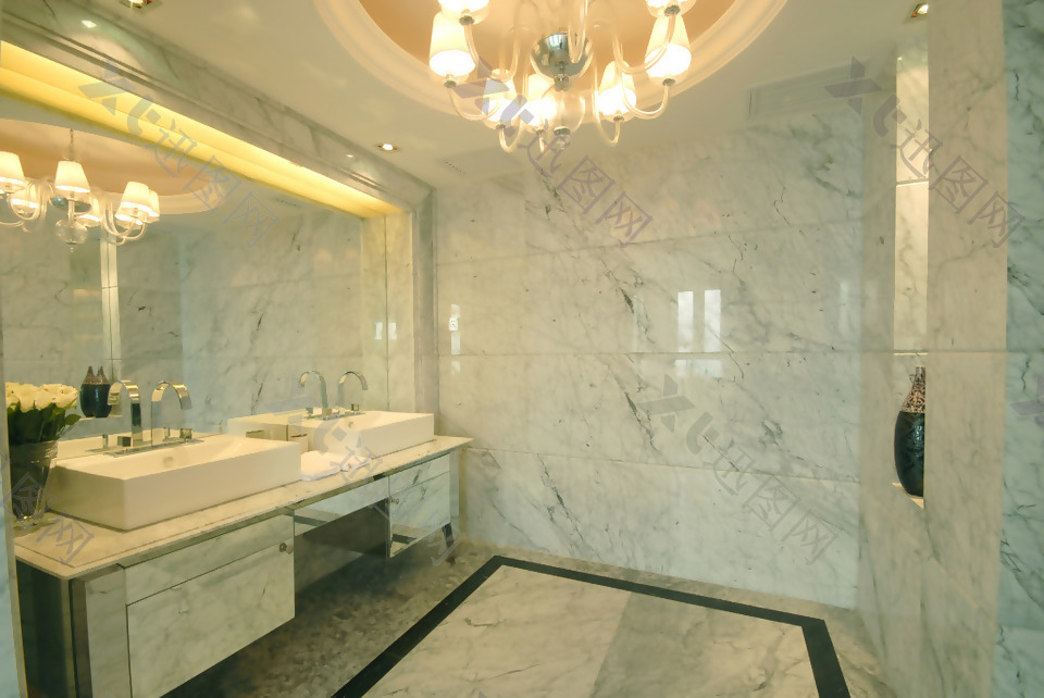 轻奢欧式浴室大理石背景墙装饰设计效果图