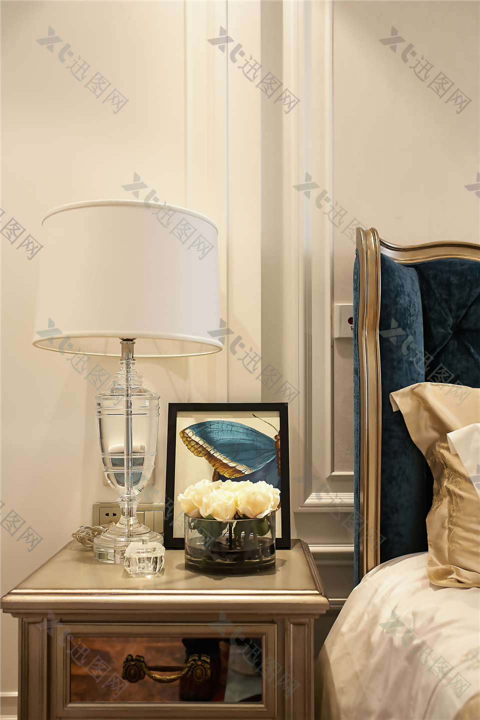 现代欧式时尚卧室床头柜台灯装修效果图
