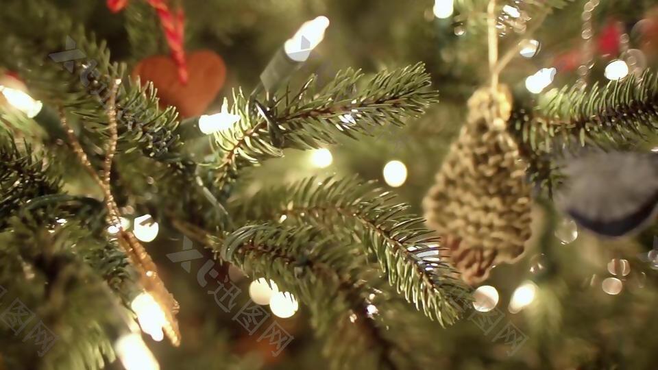 实拍圣诞节挂满灯光的圣诞树视频素材