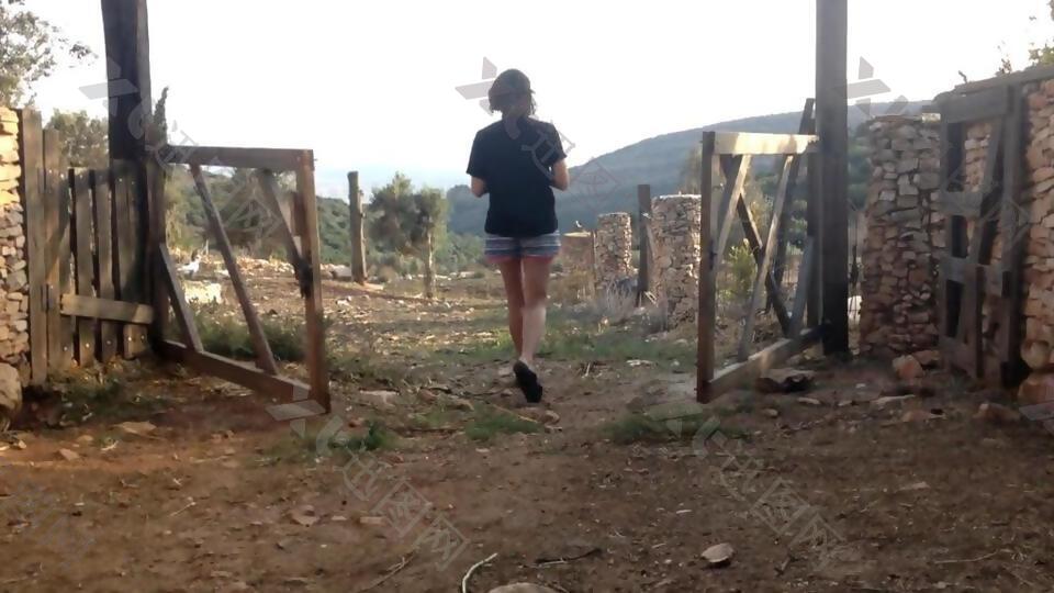 实拍大山里院子里走出的少女视频素材