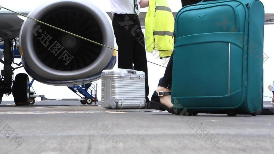 实拍机场拉着行李箱走动的人们视频素材