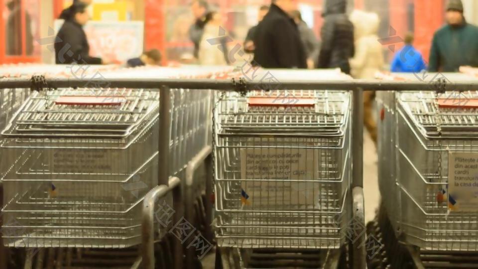 超市里快速流动的购物人群实拍视频素材