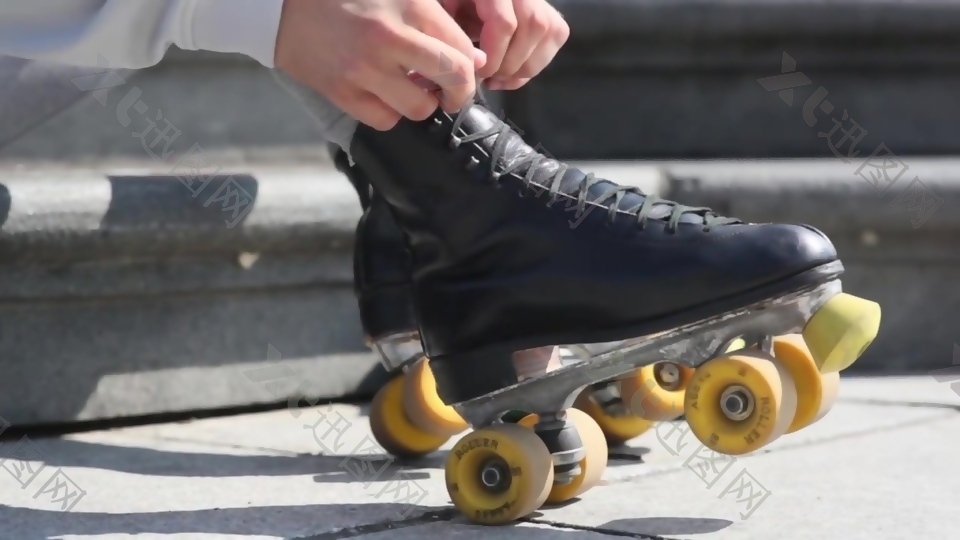 实拍人物滑冰鞋训练视频
