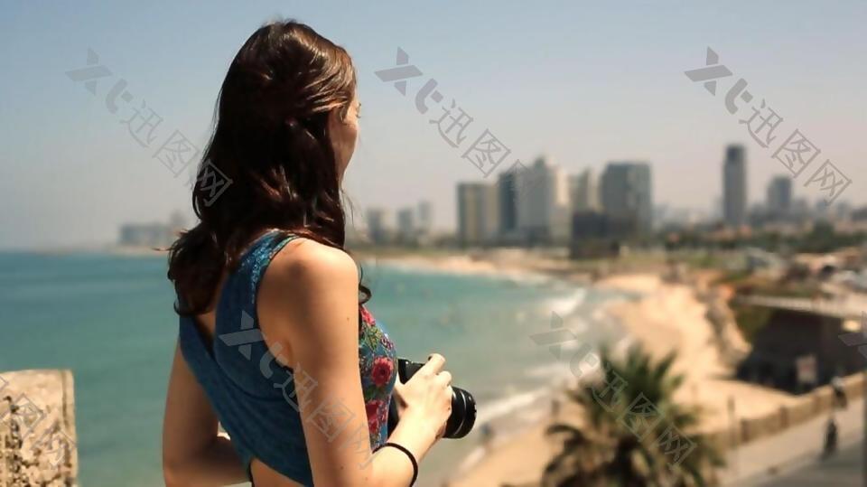 实拍海边拍照的美女视频素材