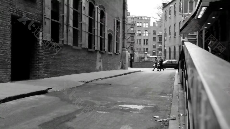 实拍黑白道路上行走的人视频素材