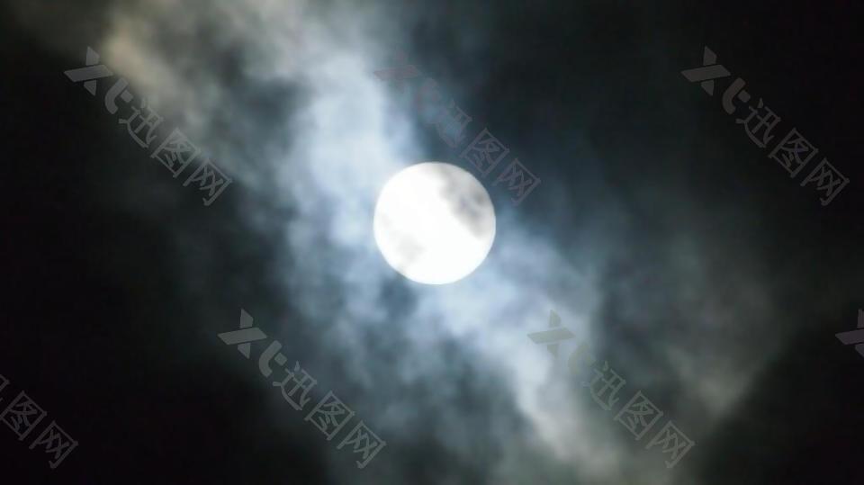 实拍黑夜乌云下的月亮视频素材