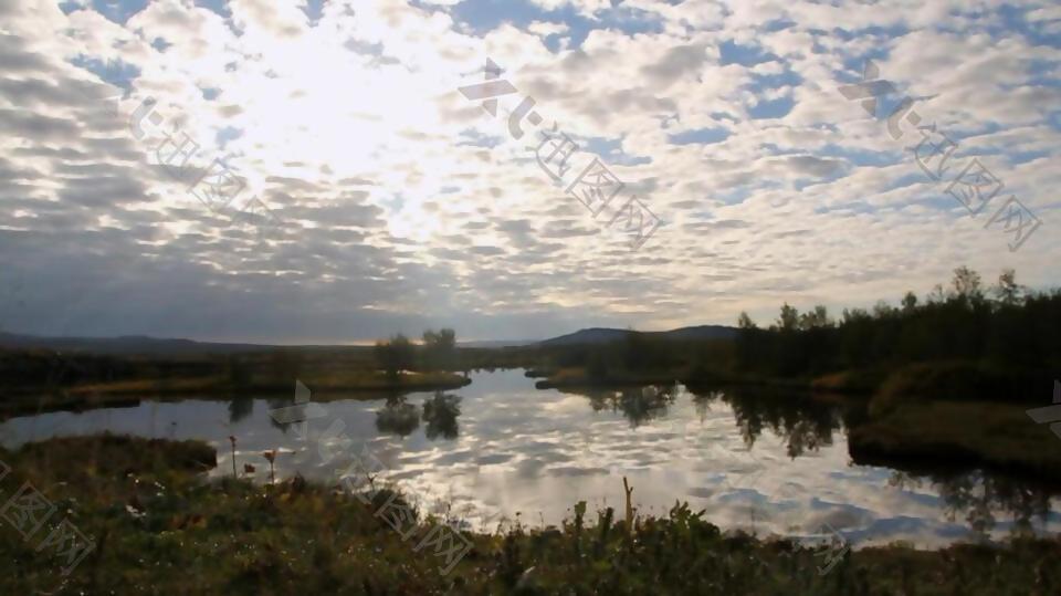 实拍蓝天下宁静的湖面视频素材