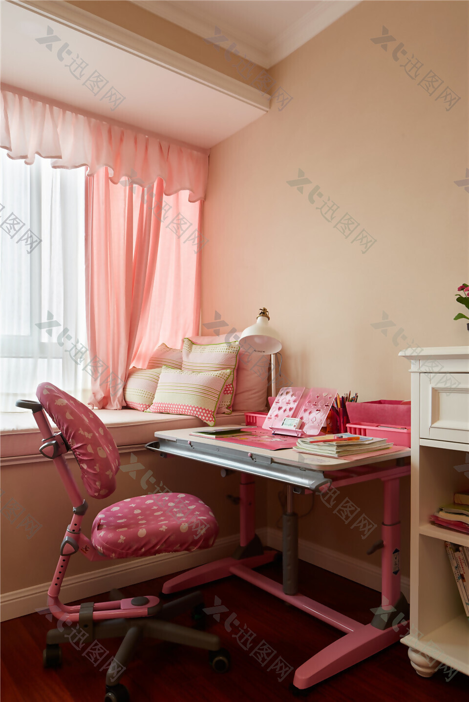 现代简约粉色可爱儿童房装修效果图