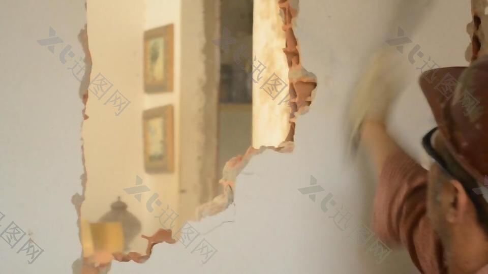 实拍装修工人用锤子在墙上凿洞视频素材