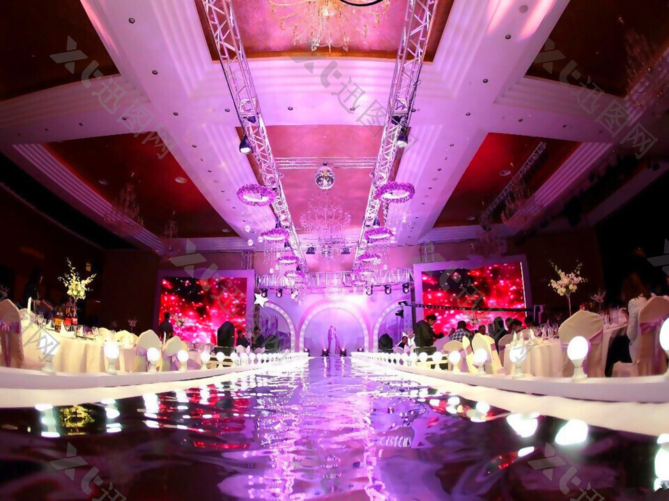 大型酒店紫色主题婚庆布置图
