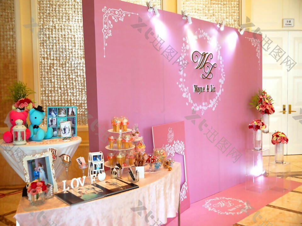 粉色婚礼背景布置设计效果图
