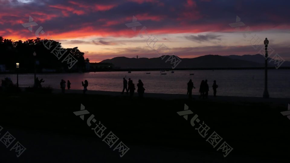 游客在三藩下夕阳剪影