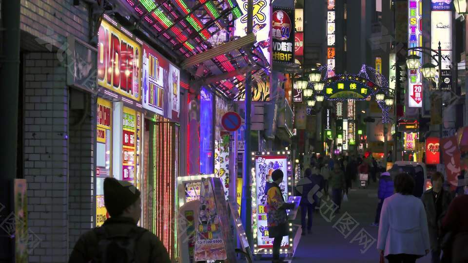 在日本街头的霓虹灯闪烁的夜晚