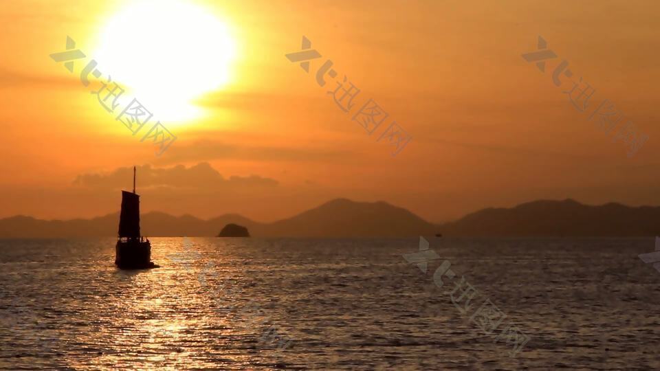 漂浮在落日水中的亚洲帆船