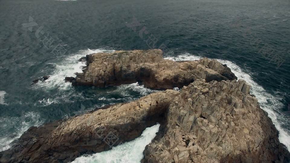 飞过岩石岛海岸线