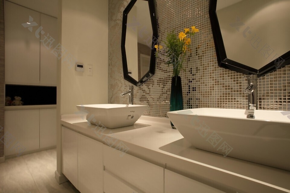现代时尚浴室异形镜子室内装修效果图