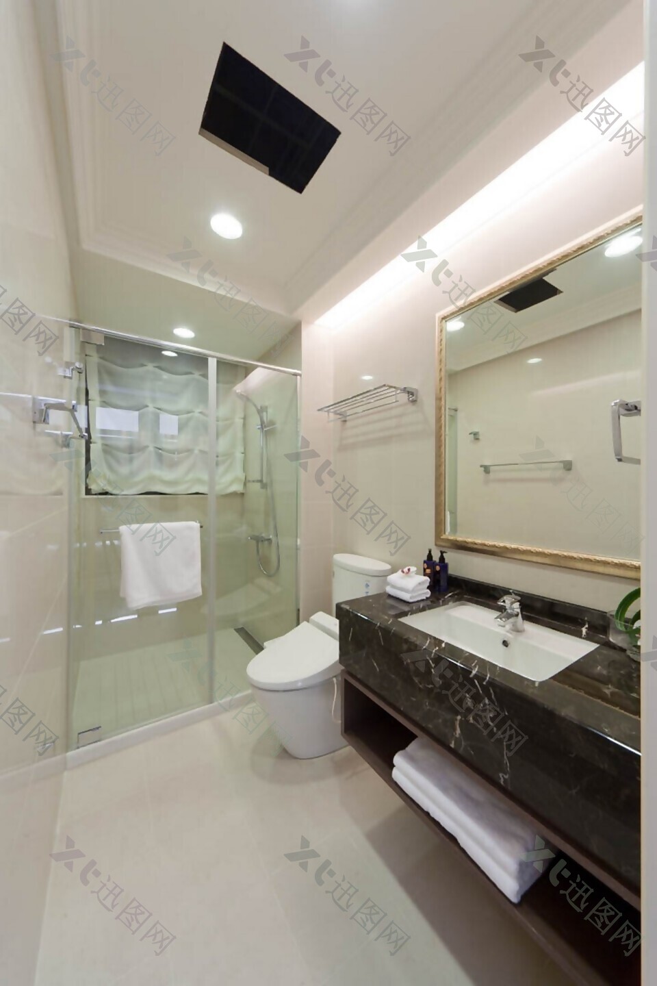 现代浴室玻璃门室内装修效果图
