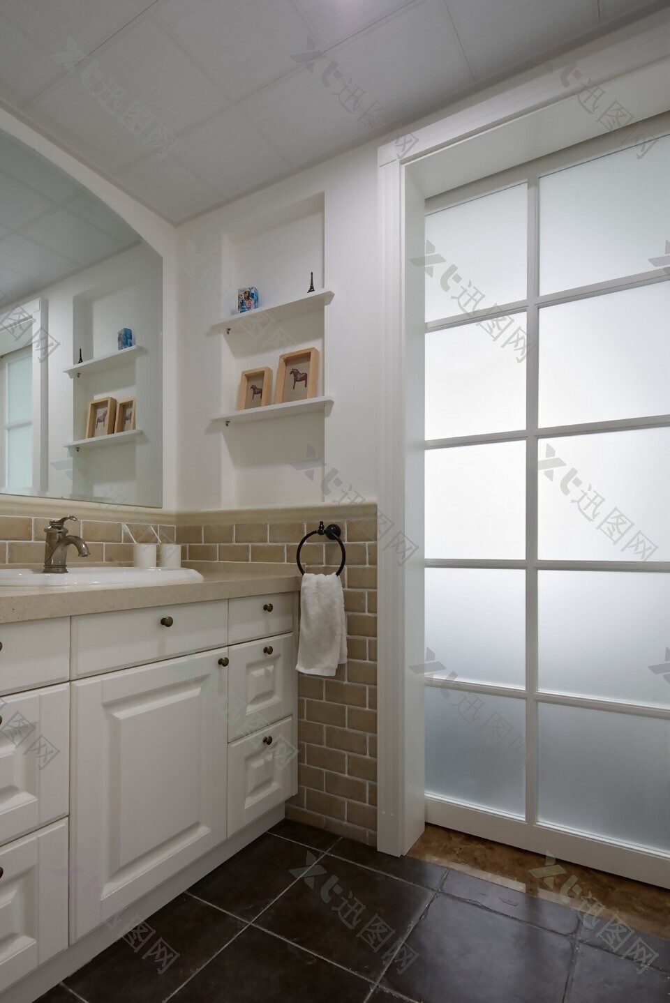 现代简约卫生间白色玻璃门室内装修效果图