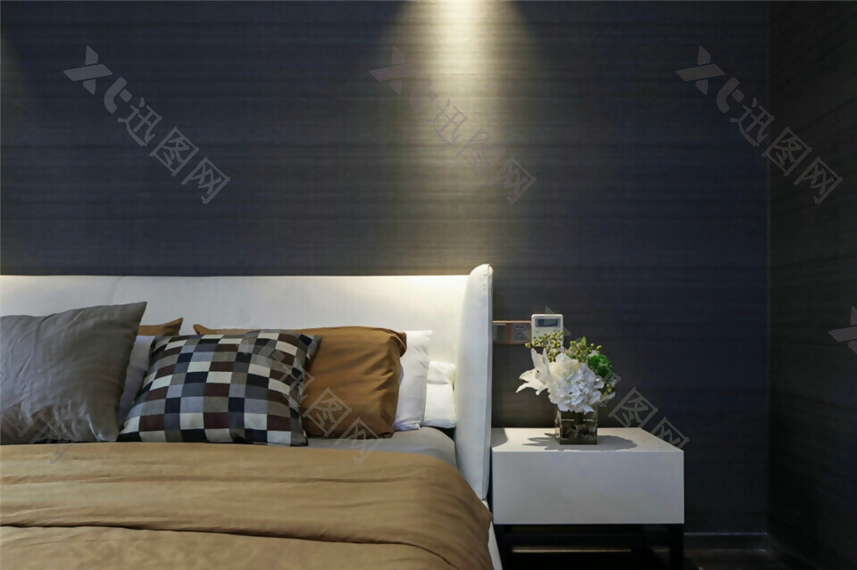 现代卧室深色背景墙室内装修效果图
