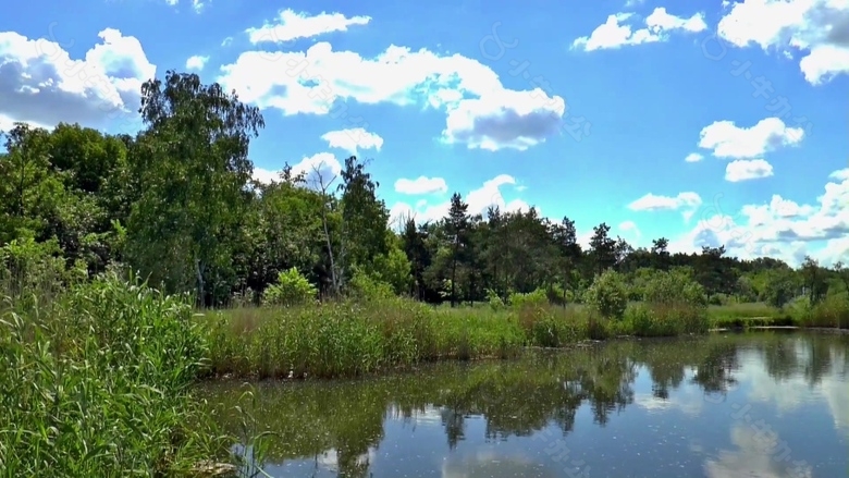 蓝天白云风景湖泊实拍场景