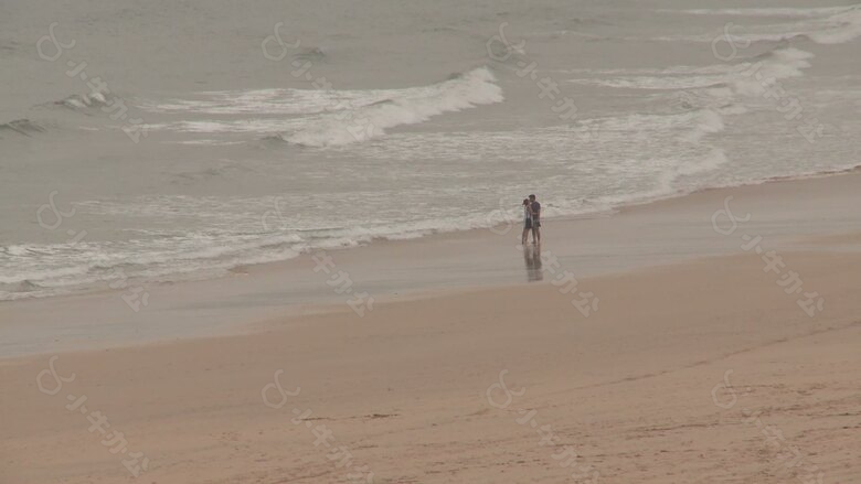 在Beach漫步的情侣