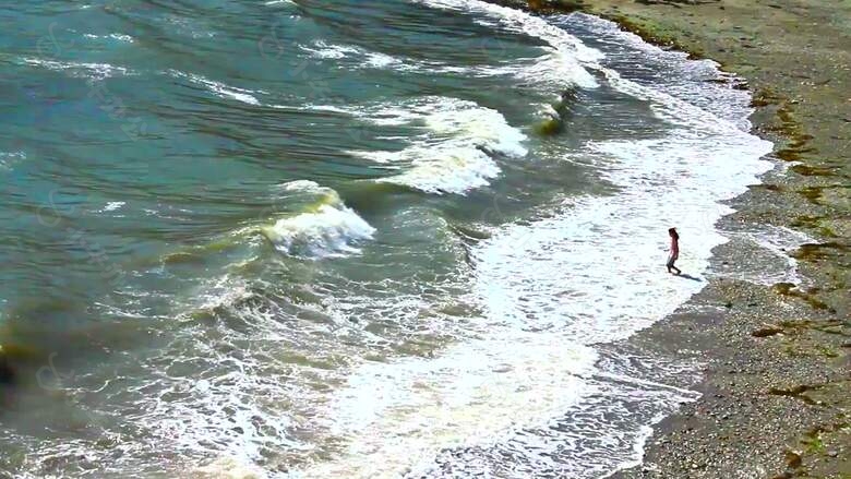 在Beach玩波浪的女孩