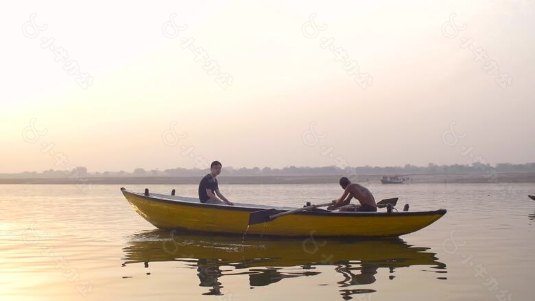 小船顺流而下