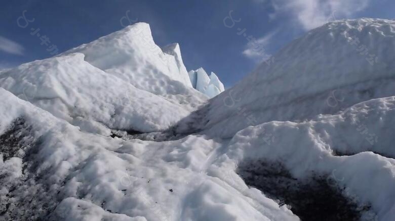 实拍雪山上急速流下的雪水视频素材