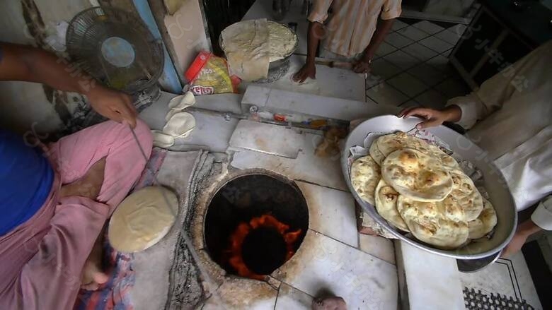 烹饪印度街头食品的人