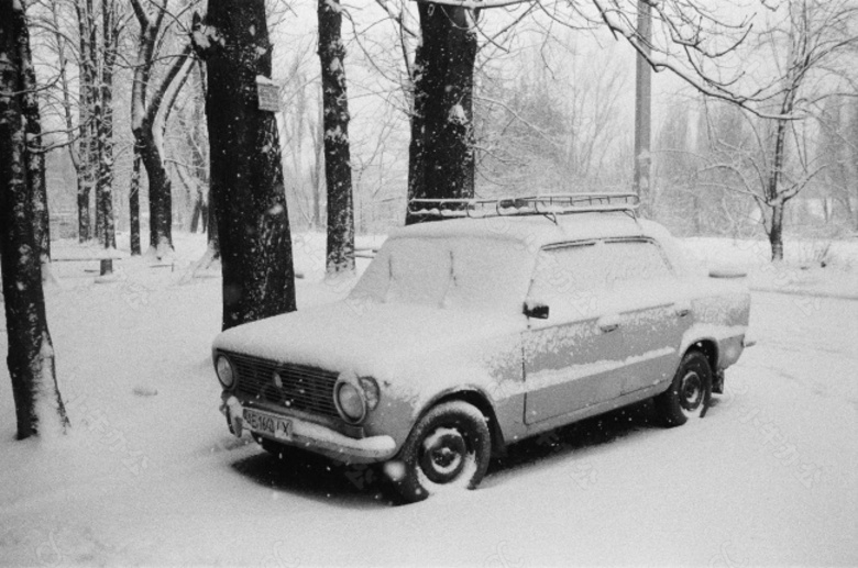 冬季积雪覆盖的汽车