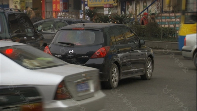 高清实拍交警在十字路口指挥拥挤的交通车流